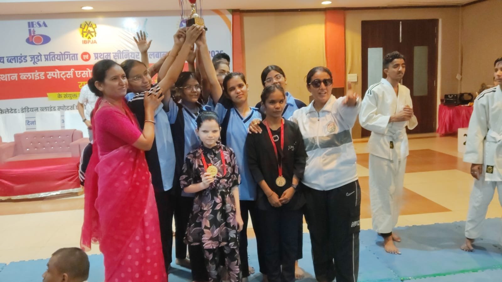 संस्थान परिसर में दिव्यांग बच्चियों का प्रतियोगिता में विजय होने पर भव्य स्वागत
